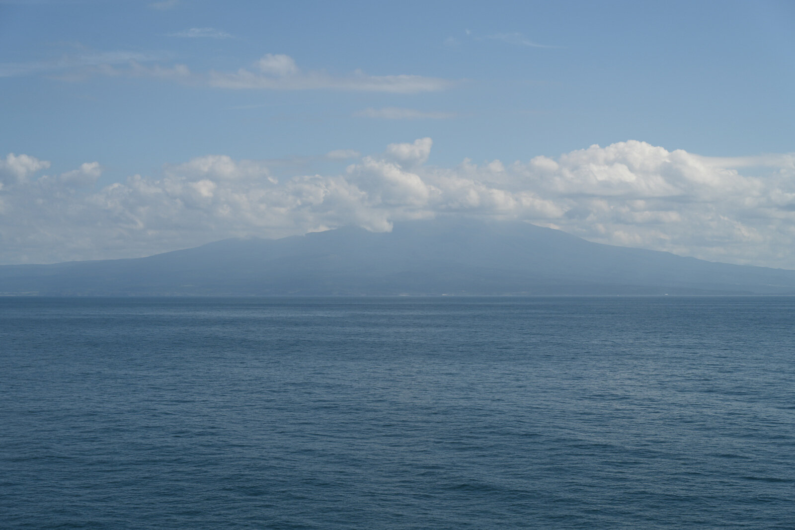 海から見た鳥海山