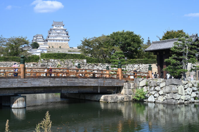 お堀の奥に見える、白壁が美しい姫路城