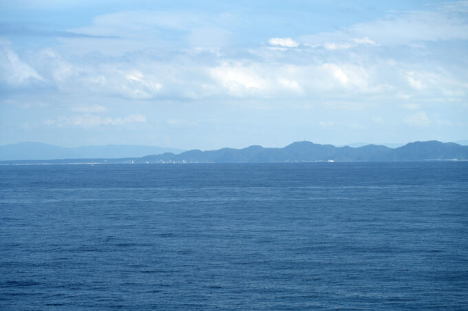 青い空と海の向こうに見える陸地