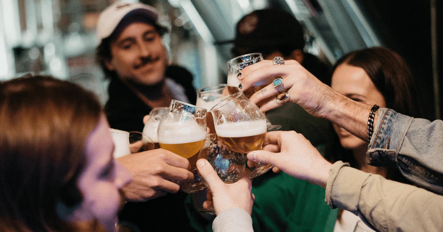 ビールで乾杯する人々