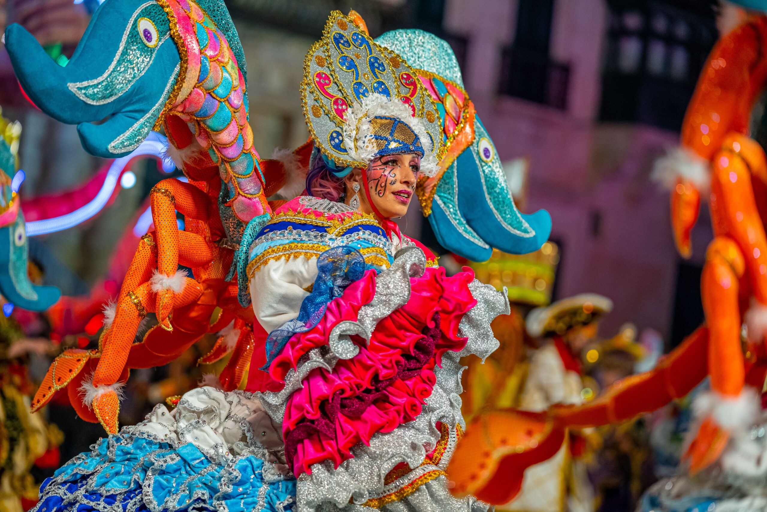 カラフルな仮装と熱狂のパレード マルタ最大の祭典、カーニバルの季節