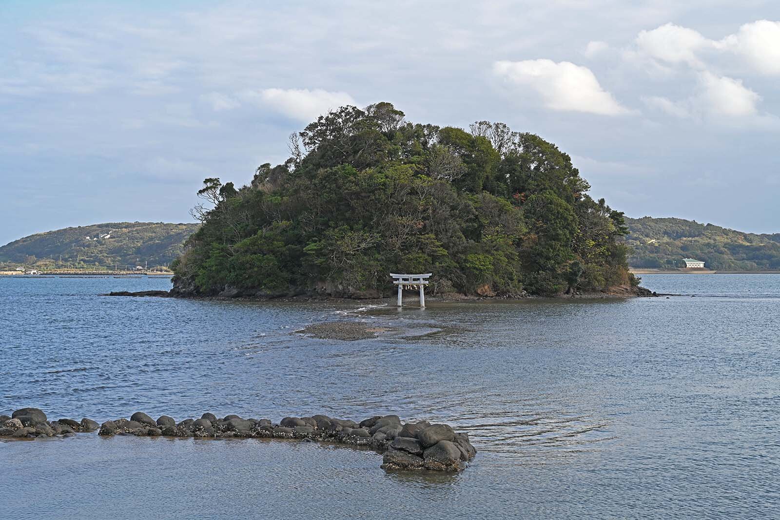 海に浮かぶ小島神社