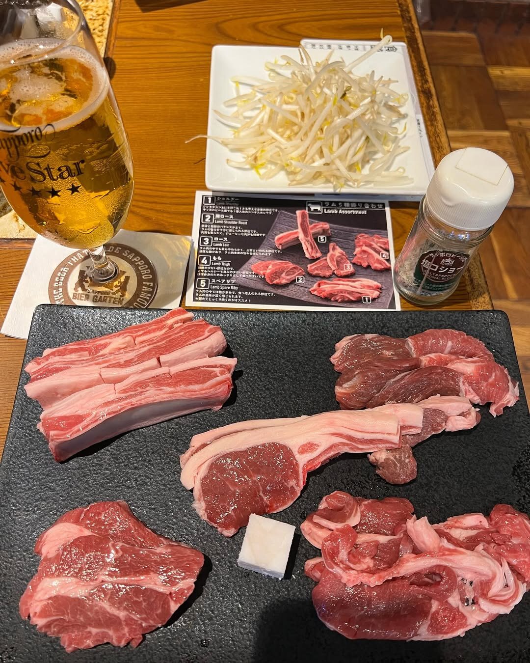 サッポロビール園ケッセルホールでで限定ビールファイブスターとラム肉5種盛り合わせ