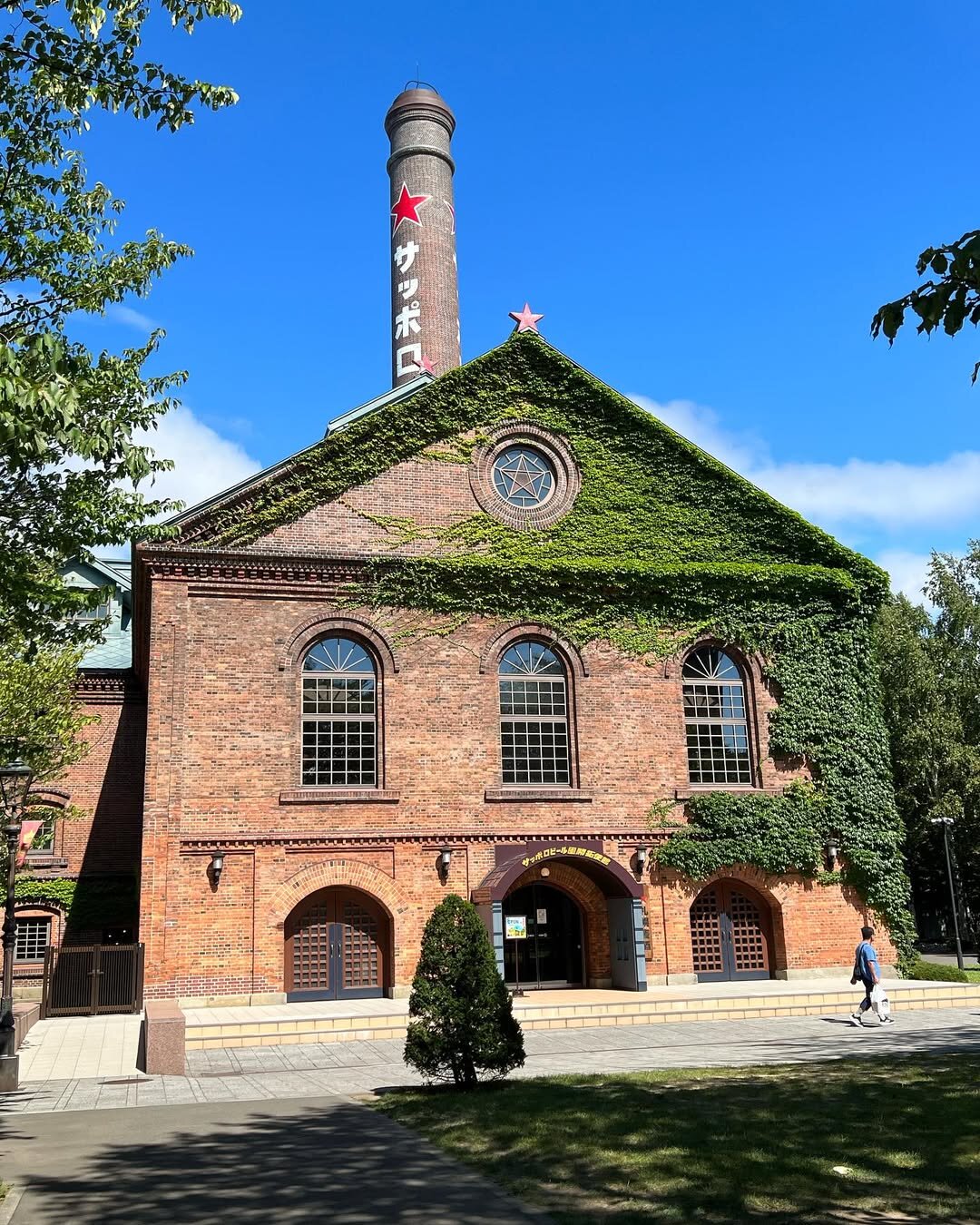 サッポロビール園の象徴的な建築・開拓史館正面