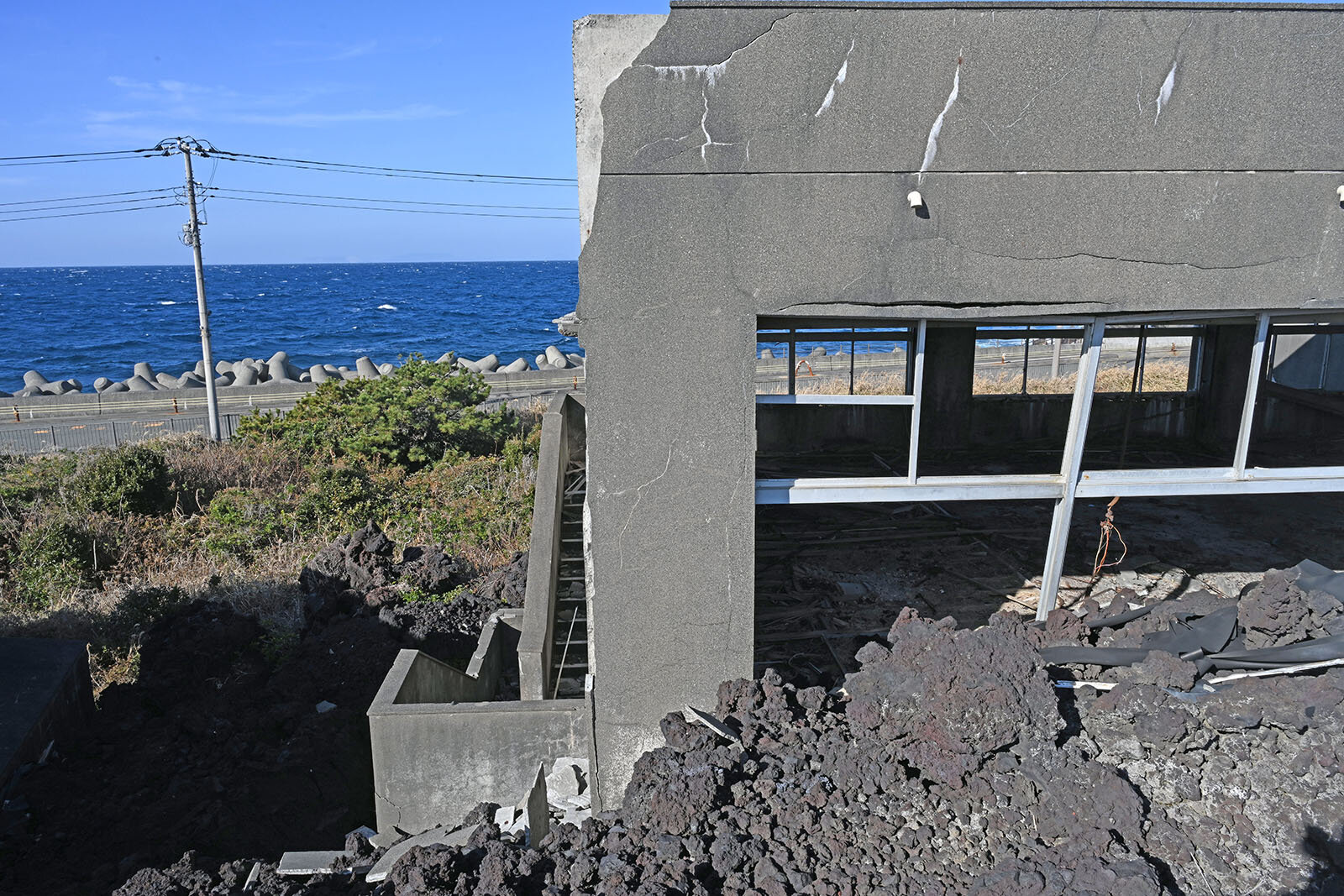 溶岩流に埋め尽くされた学校の校舎