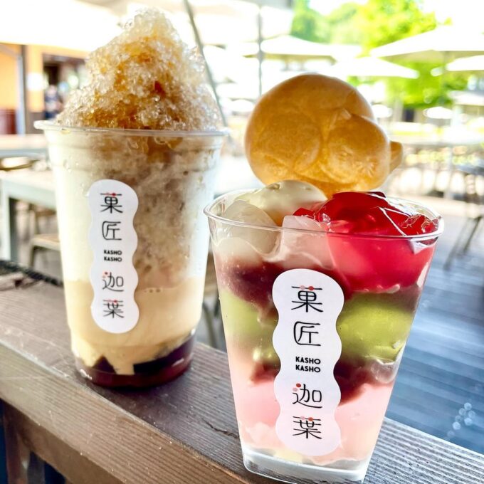 道の駅川場田園プラザの菓匠迦葉のこんにゃくスイーツを屋外で２種並べアップでアップで撮影