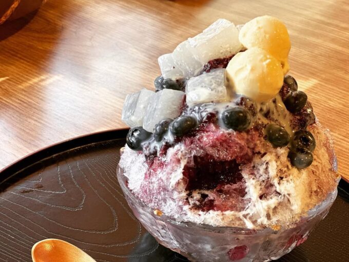 下仁田町にある黛のこんにゃく屋で食べられる、アイス、タピこん、ブルーベリーが載った季節限定かき氷