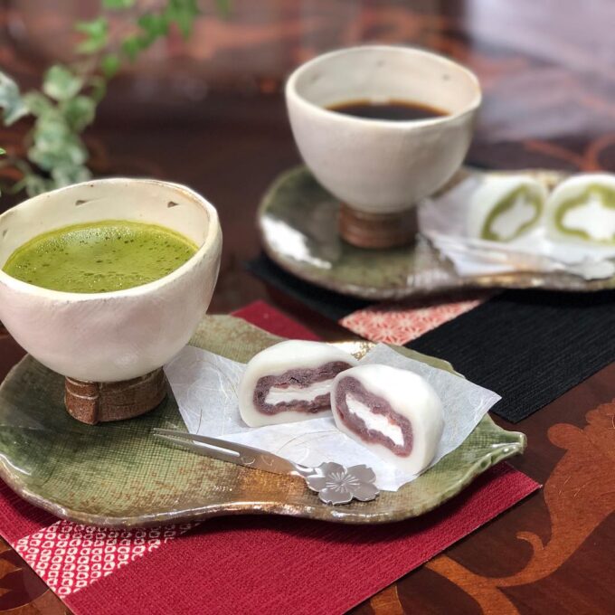 前橋の和カフェことほぎの持ち帰りスイーツこんにゃく大福２種類を断面を見せるように二つに割り、コーヒー、抹茶とテーブルにセッティング