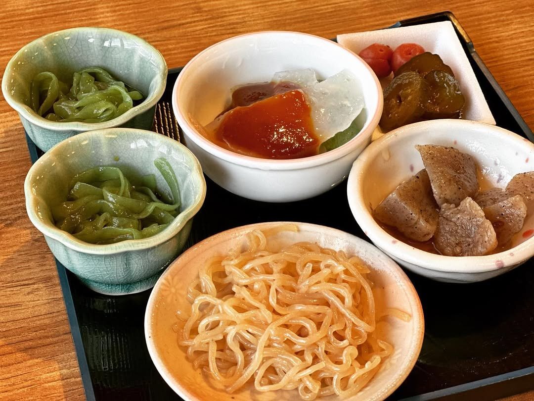 群馬県下仁田町にある、黛のこんにゃく屋で6つの器に盛られた手作りこんにゃくの試食料理