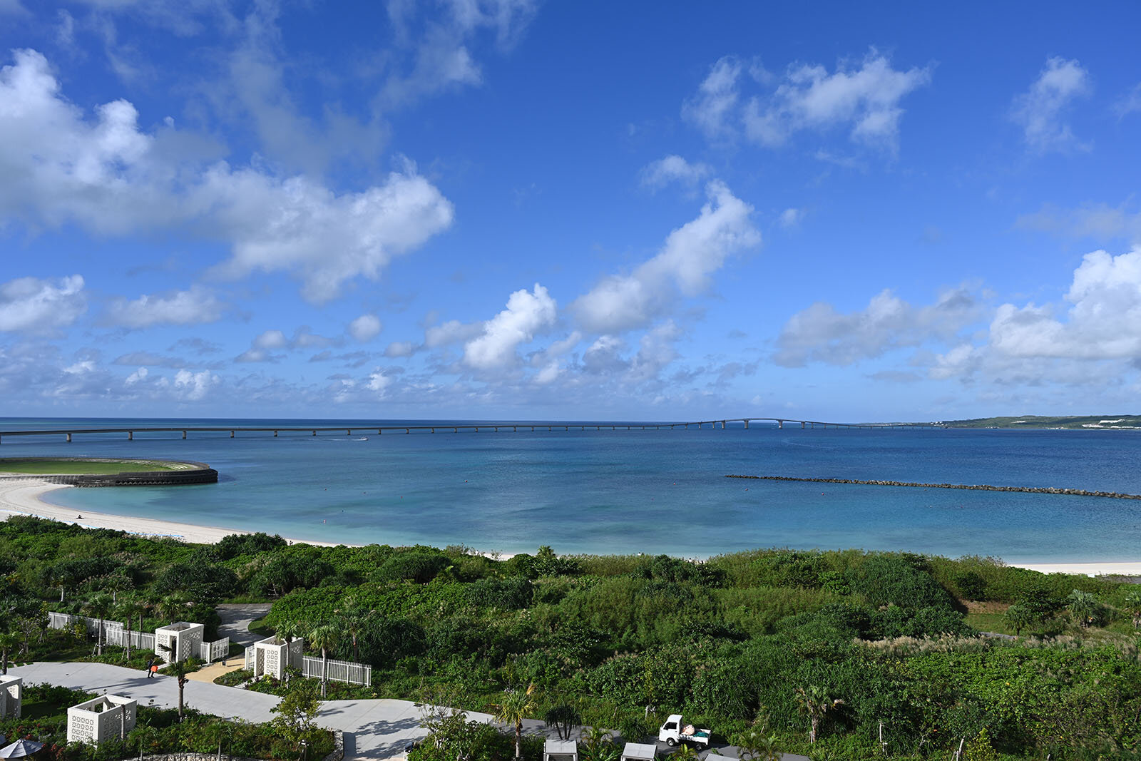 島から眺めるエメラルドグリーンの海に架かる宮古島と伊良部島を結ぶ橋の景観