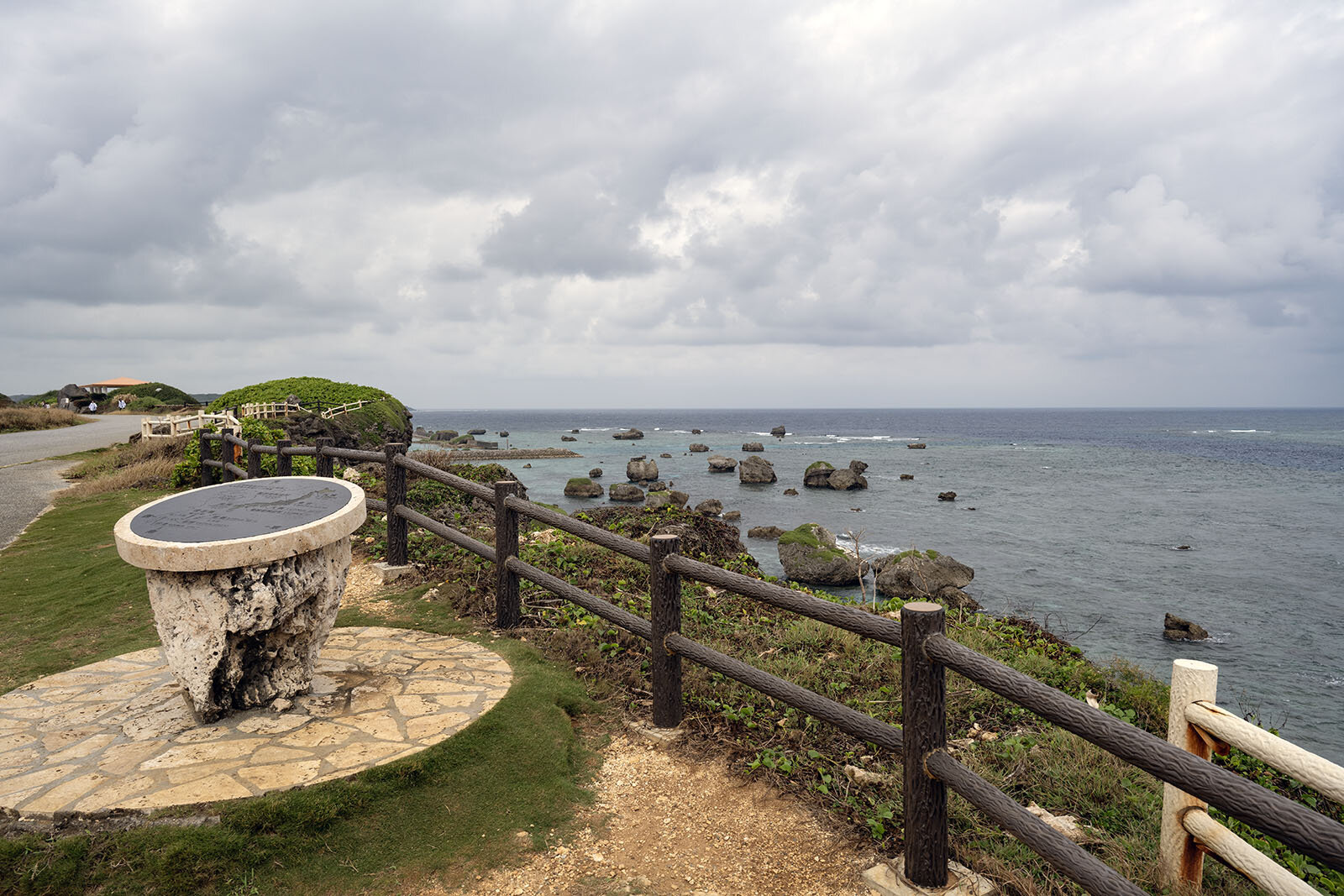 岬状に迫り出した地形の海岸。その海岸線沿いに散在する、大きな奇岩のある風景