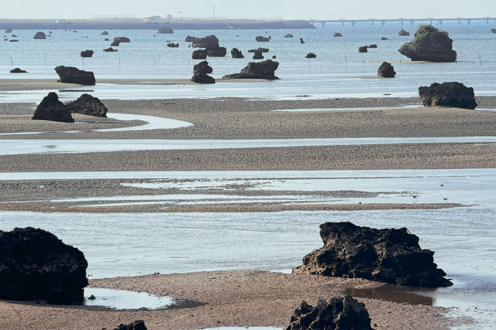 大きな岩が遠浅の海にいくつも点在する独特の景観