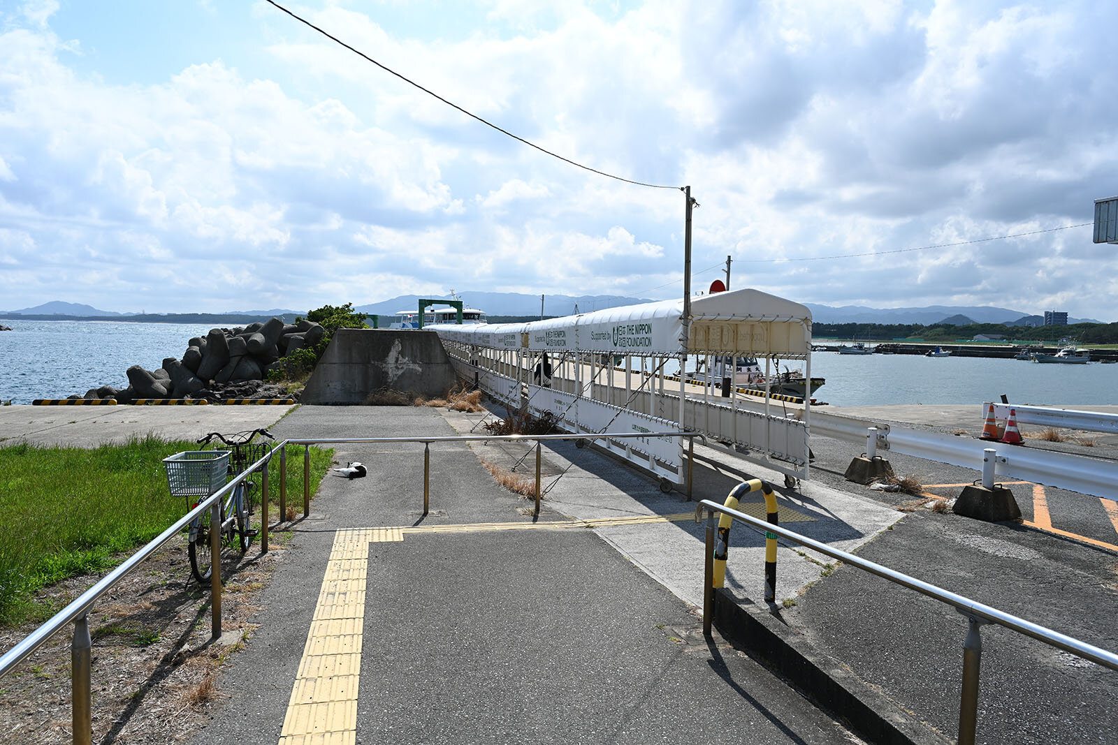 船乗り場へ続く道の途中、一匹の猫が静かに寝ている