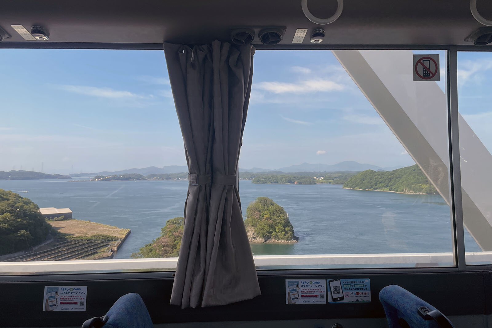 バスの窓越しに広がる海と、ぽっかりと浮かぶ島々