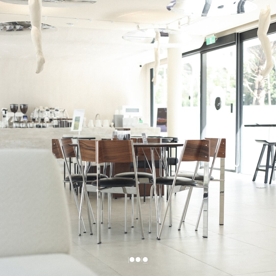 明るいカフェの店内風景
