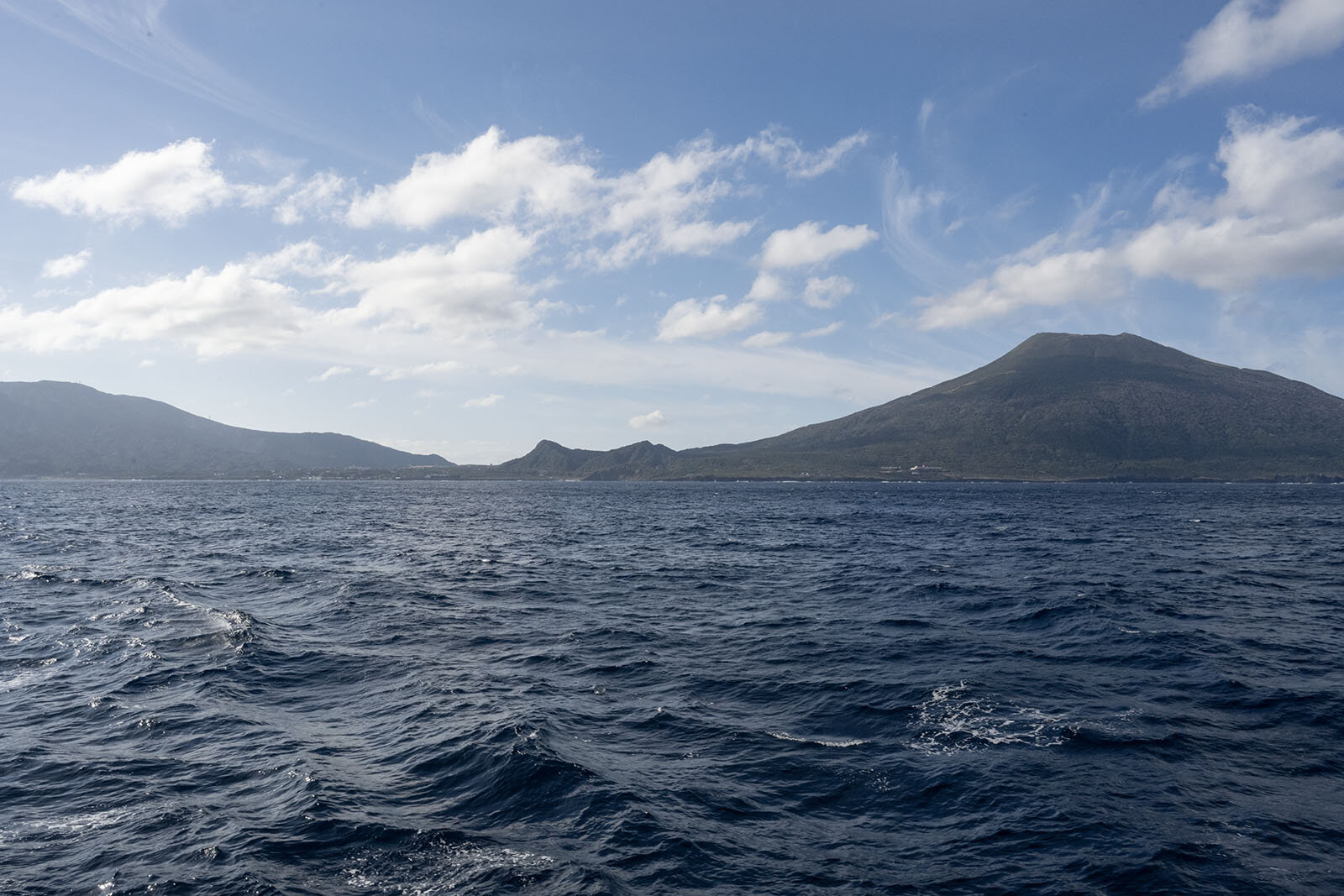 海の向こうに連なる八丈島の山々
