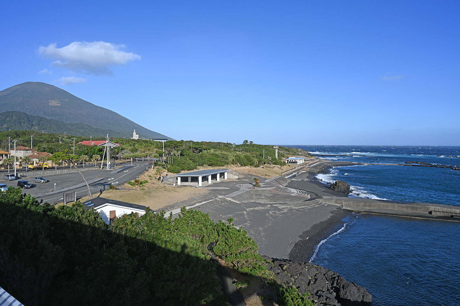 八丈島の底土港から見える底土海水浴場と八丈富士の景色