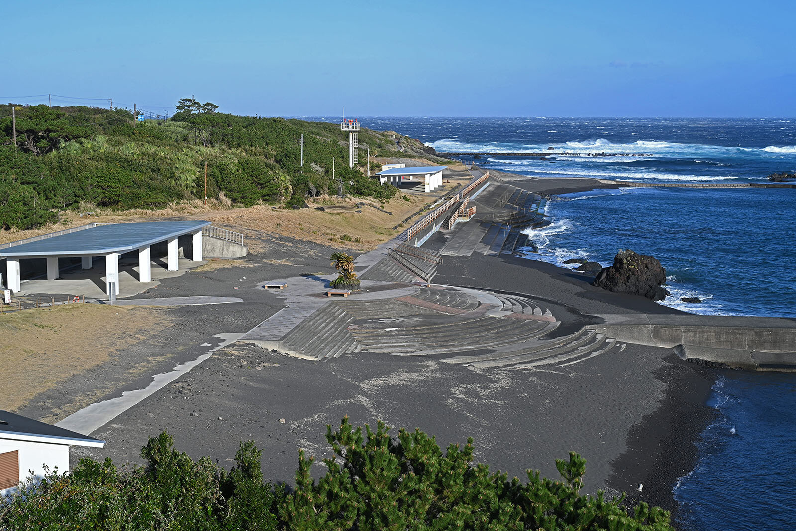 護岸に囲まれた砂浜のビーチ
