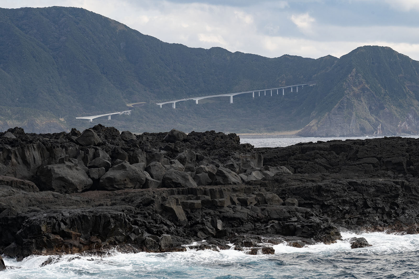八丈島の南原千畳岩海岸と八丈一周道路の八丈島空港連絡橋(八丈島空港大橋)
