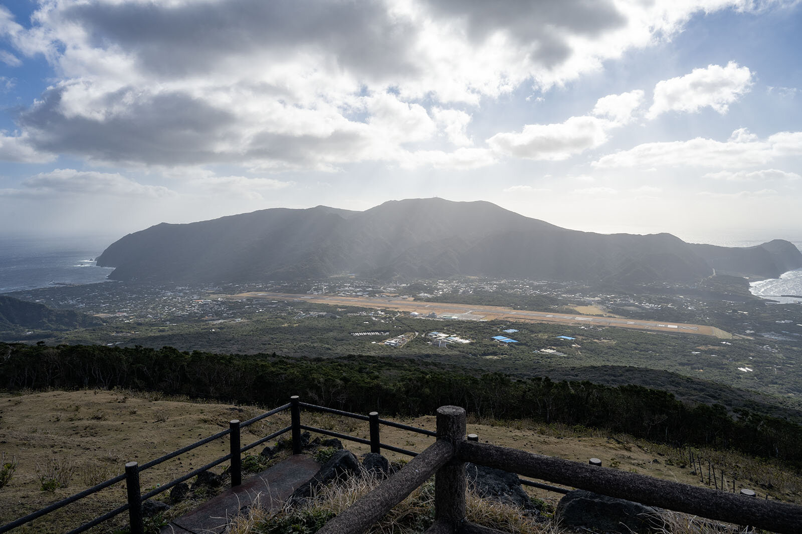 雲の隙間から光が降り注いでいる八丈島空港