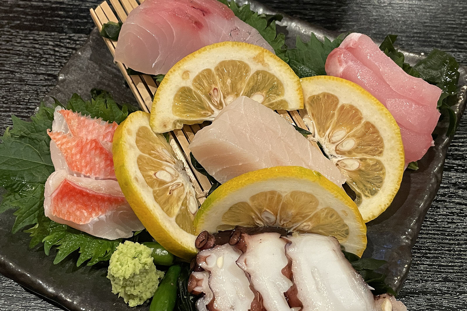 お皿に盛られた、八丈島の刺身