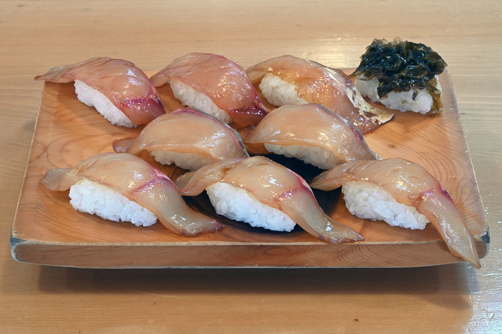 八丈島の郷土料理(タレに漬けてヅケにした魚でつくるお寿司)