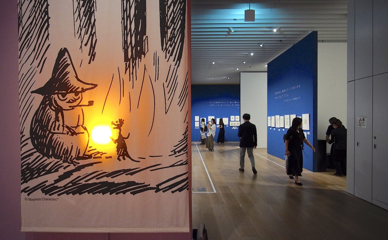 『ムーミン谷の仲間たち（春のしらべ）』スケッチの展示とムーミン小説の挿絵の展示風景