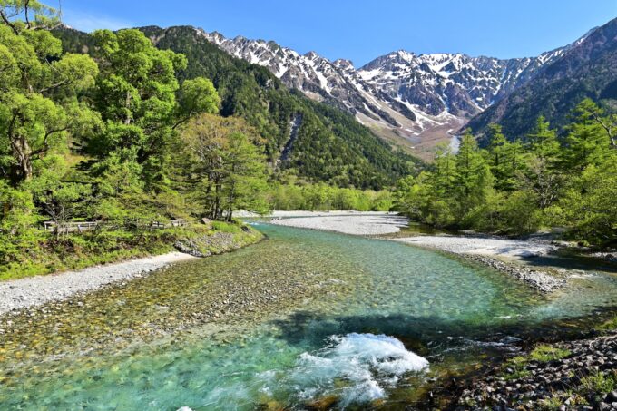 清冽な水流をたたえる上高地