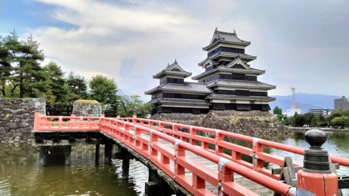 堀にかかる赤い橋が美しい国宝松本城