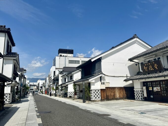 白い壁が生える松本の蔵町
