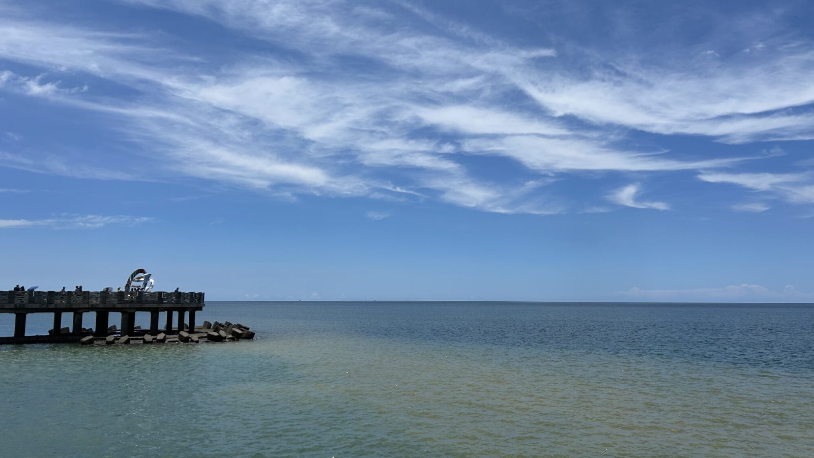 小さな海上展望台と三芝の海景色