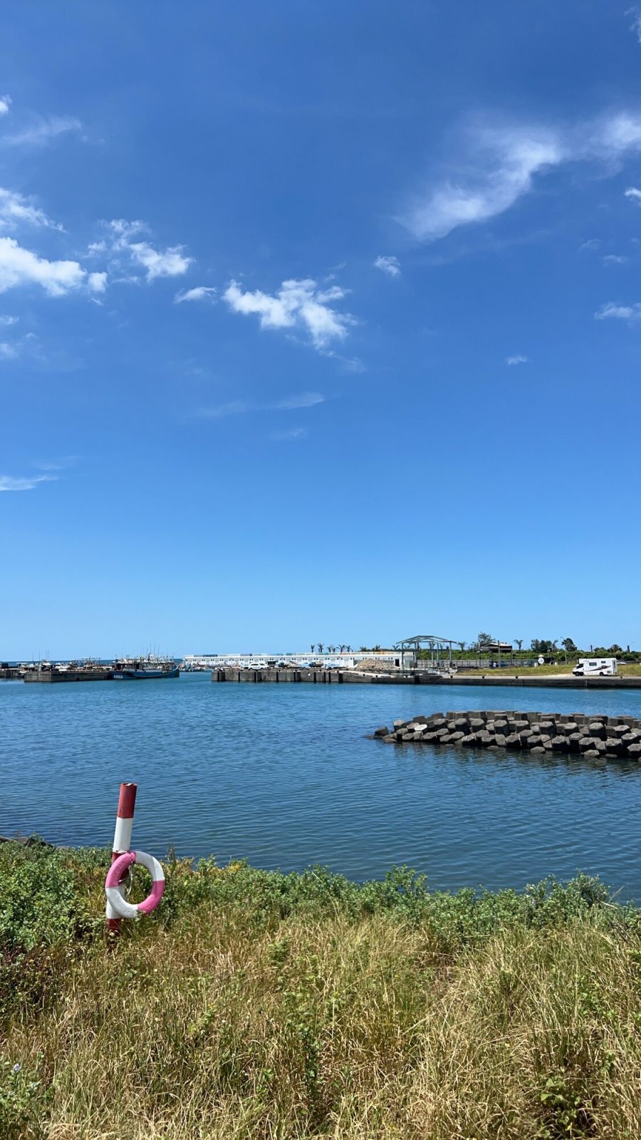 青く澄んだ空と海に囲まれた三芝の海岸
