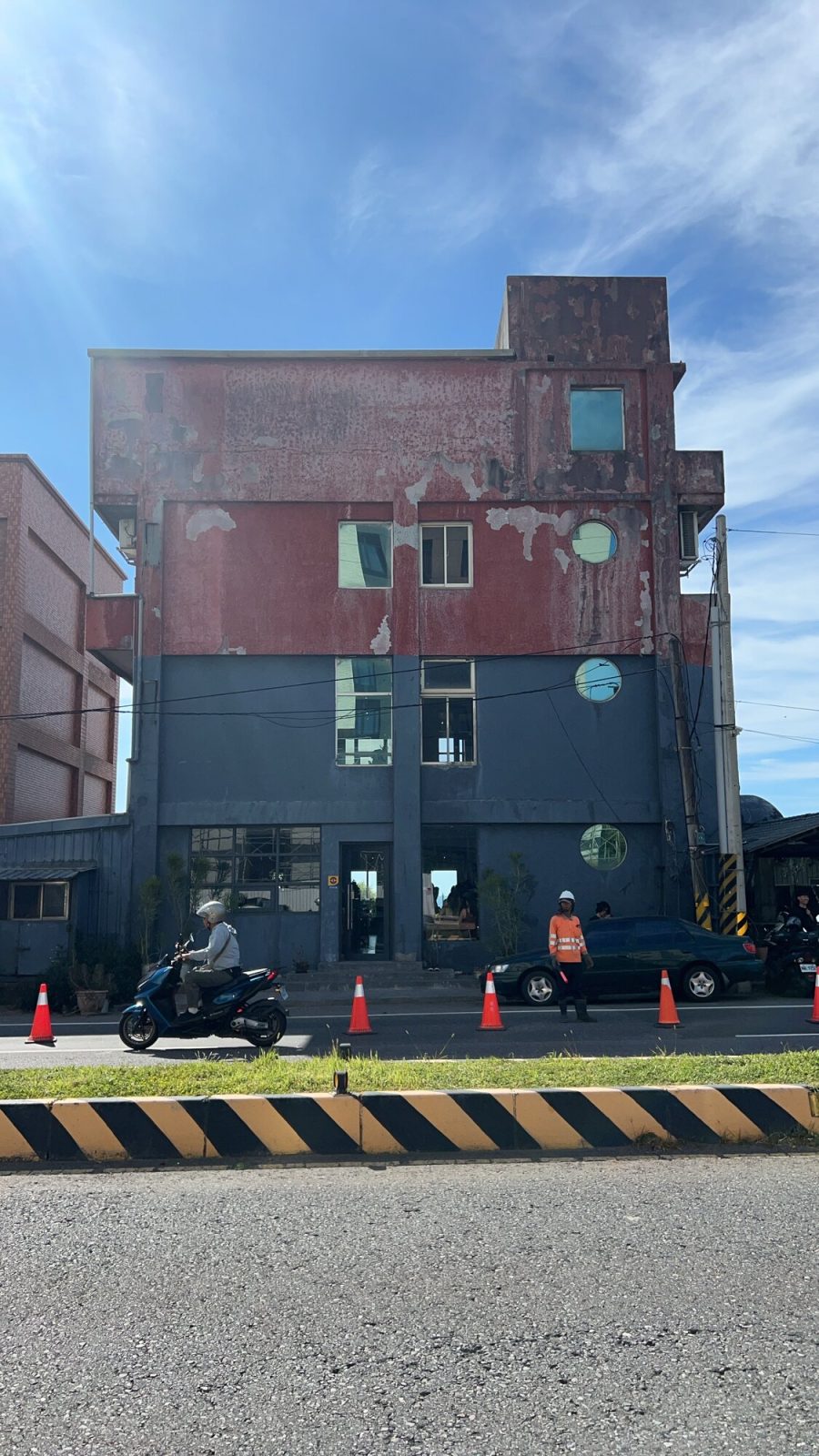 赤と青のペイントが特徴的なレトロ建築