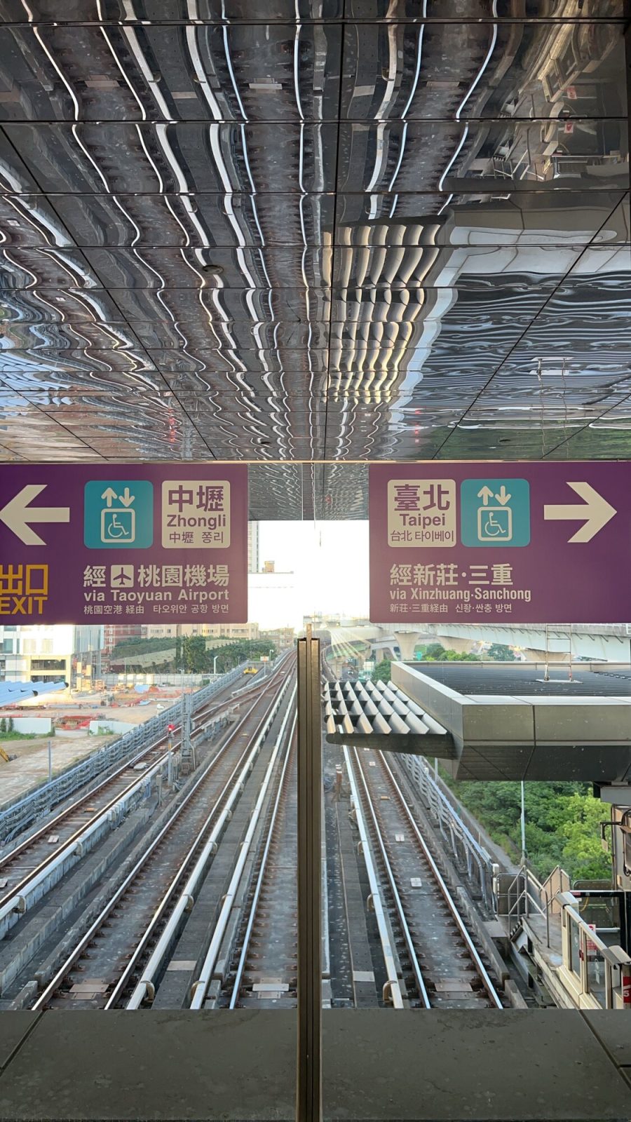 駅のホームから見下ろすまっすぐの鉄路