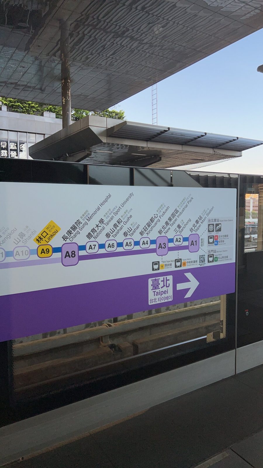 ホーム上の桃園メトロの路線図看板