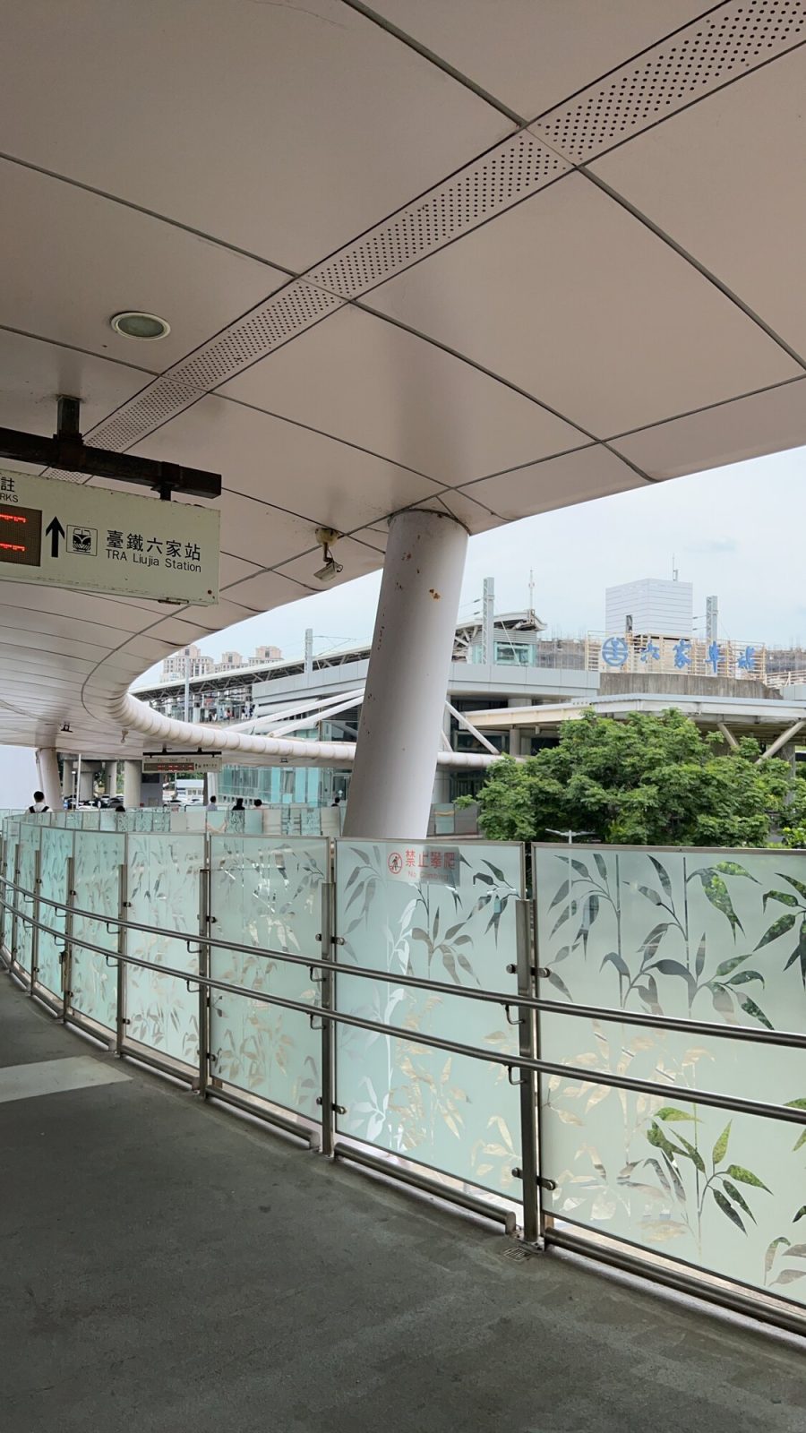 台鉄「六家駅」の歩道
