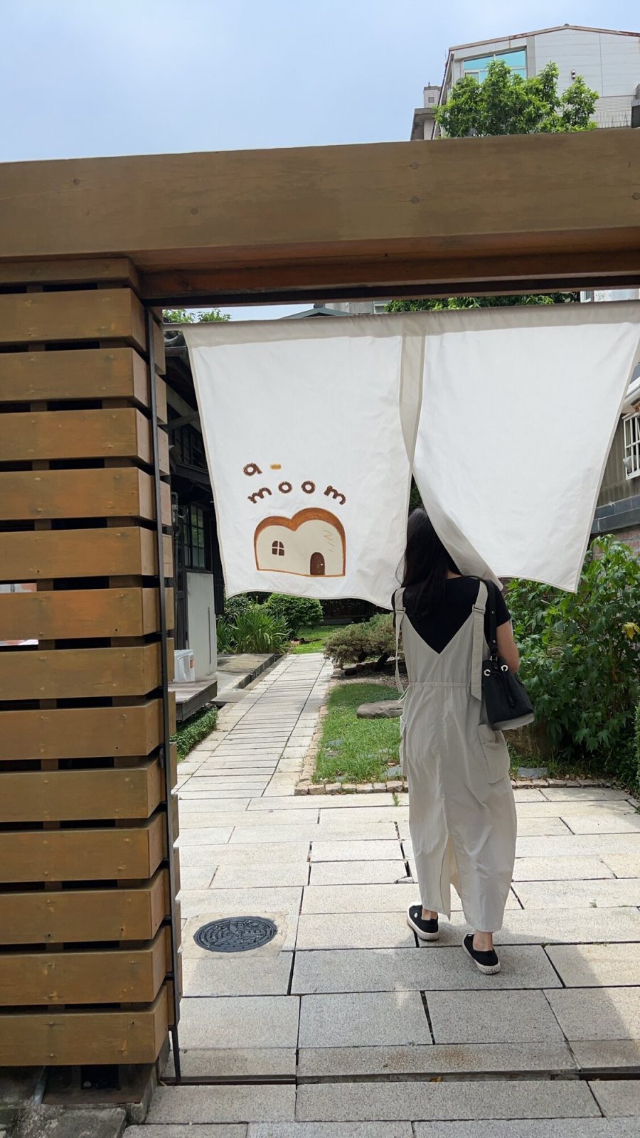 カフェ「a-moom」への入り口