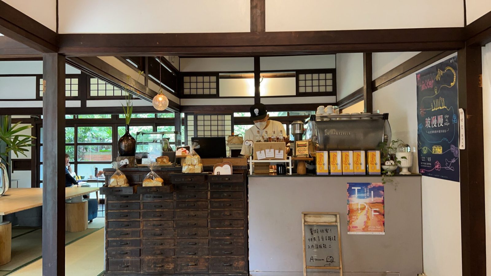 カフェ店内のコーヒーカウンター