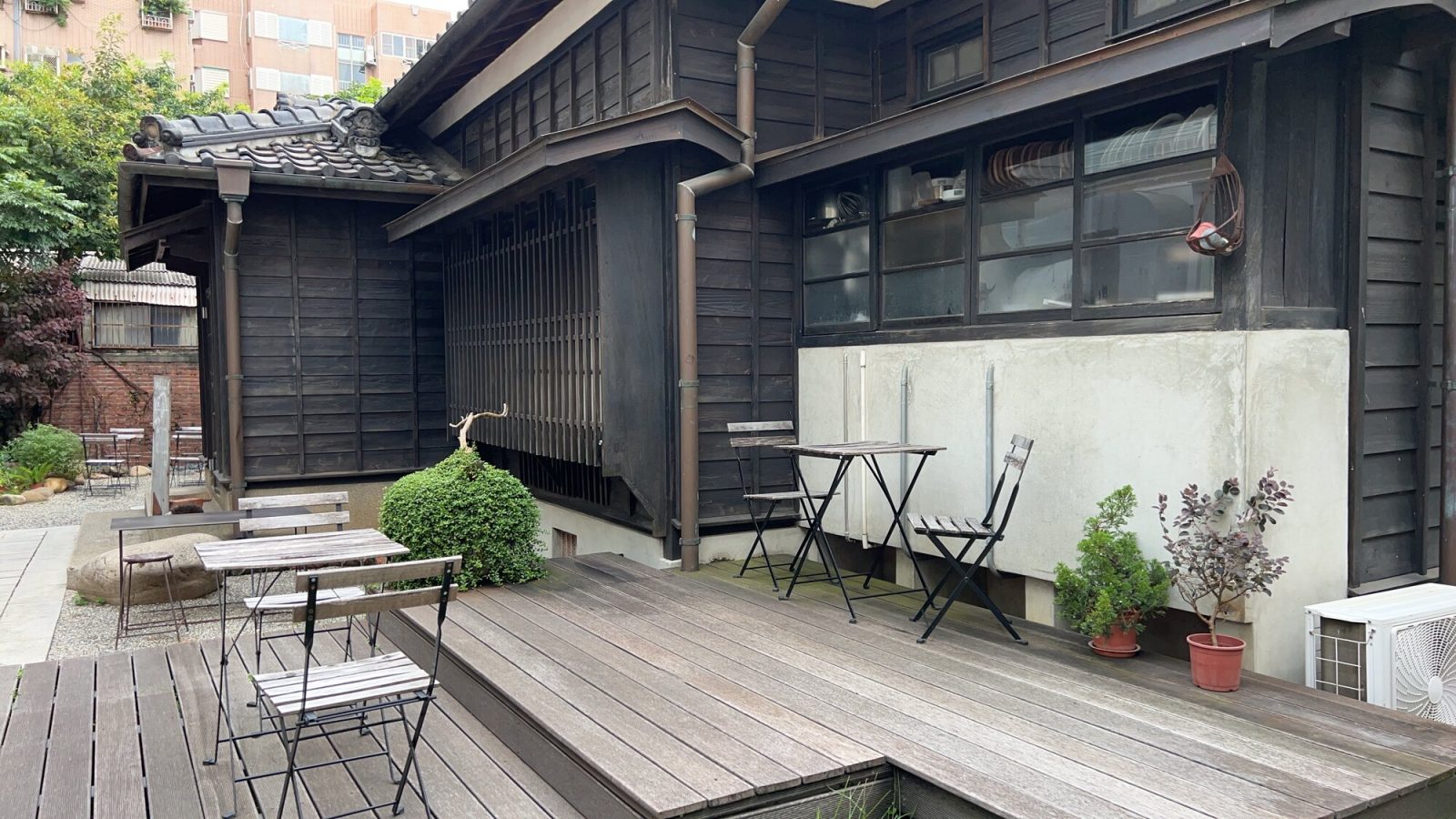 和風建築の外観と木製デッキのカフェテラス席