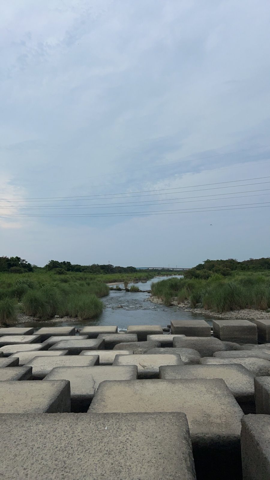 豆腐岩と両岸の草原風景