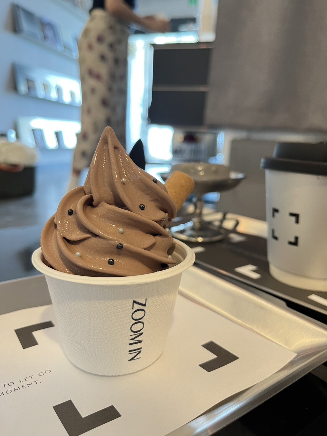 ロゴ入りカップに盛られたチョコソフトクリーム