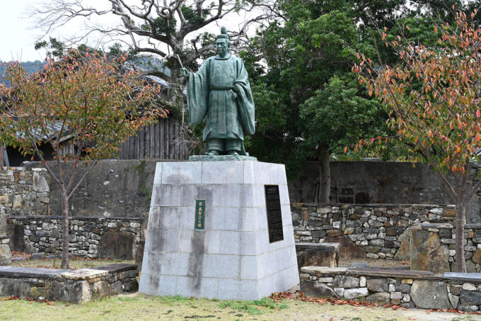 束帯姿の、初代対馬藩主「宗義智公」像