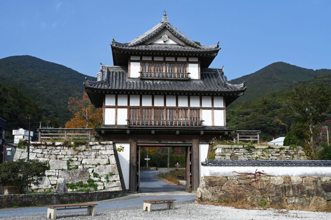 対馬の金石城の櫓門