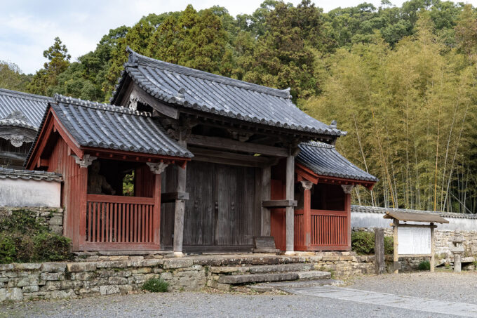対馬の万松院の山門