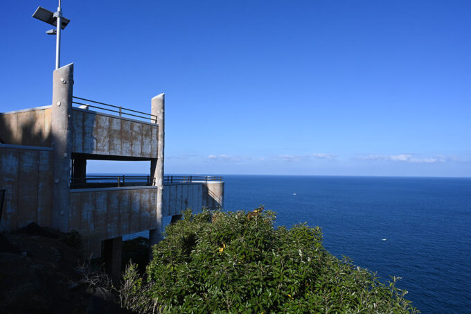 朝鮮海峡に突き出すように設置された、対馬にある「異国の見える丘展望台」