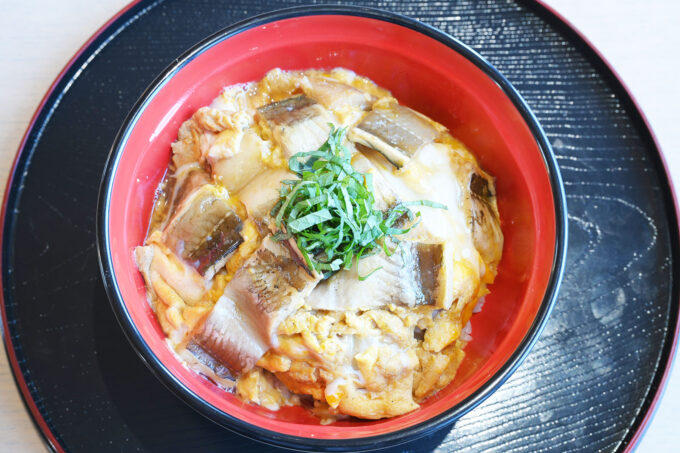 卵でとじた穴子がのった丼