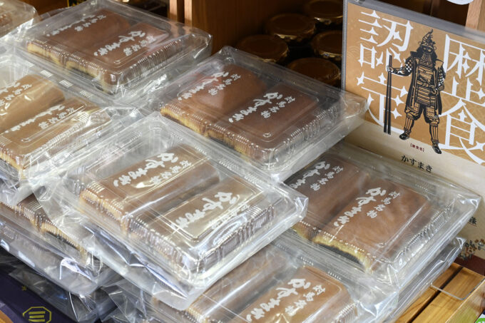 台に並べられた対馬土産「かすまき」