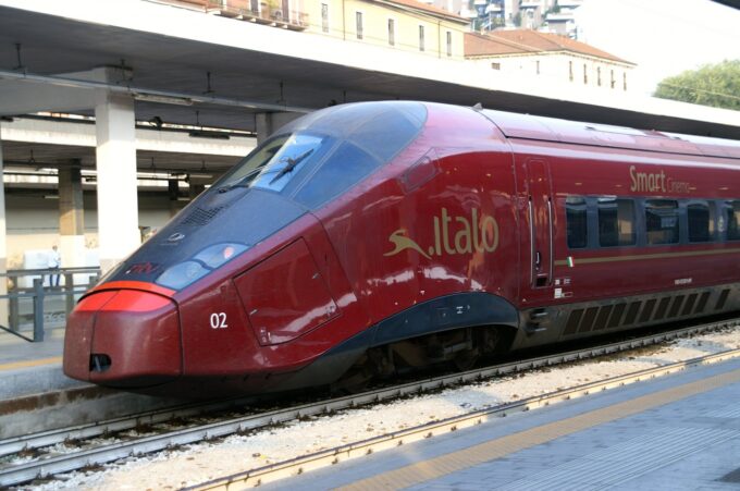 イタリアの高速列車「italo」の赤い車体