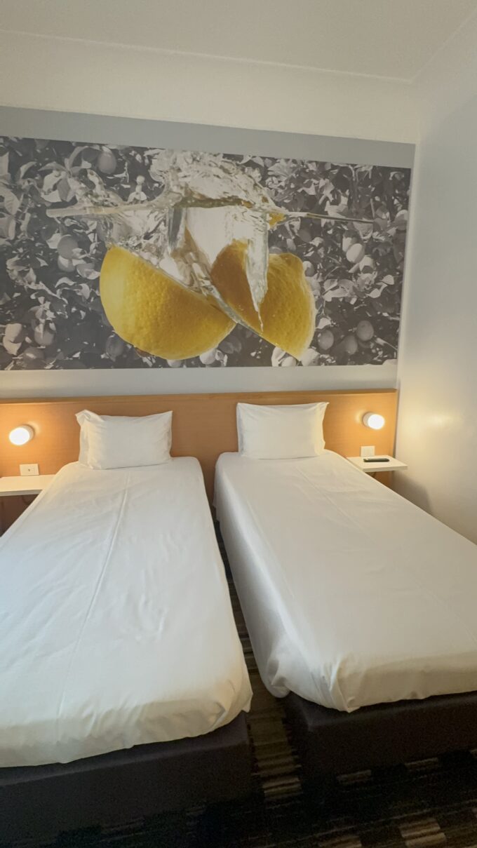 ナポリのホテル「ibis Styles Napoli Garibaldi」のモダンな客室