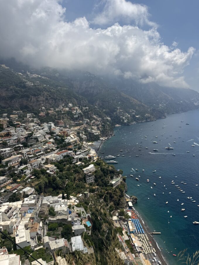 イタリア、ポジターノのアマルフィ海岸の景色